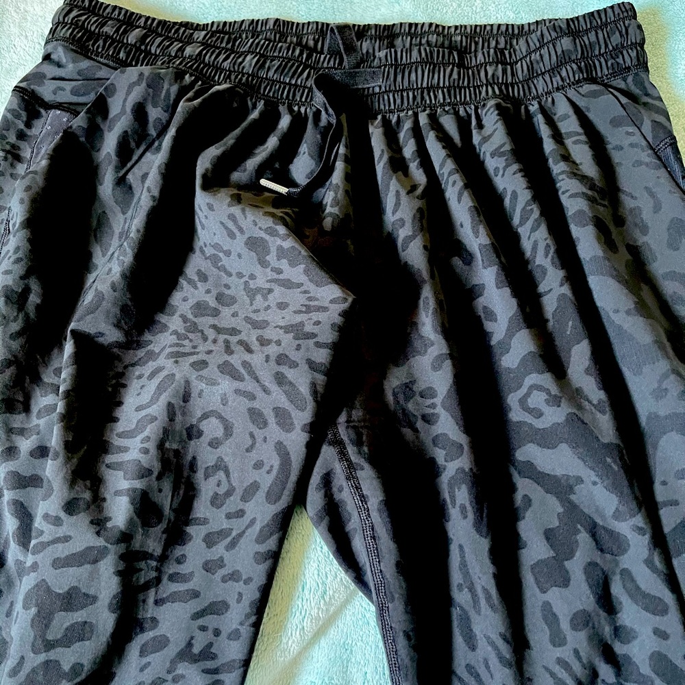 Women’s lululemon cropped pants black size 10